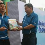 Nasabah BCA diberi kesempatan untuk ikut menyumbang dana dalam peluncuran Program Buku Untuk Indonesia di area Car Free Day Jakarta, Minggu (26/3/2017) dengan mengirimkan dana minimal Rp 100.000. Seluruh hasil sumbangan dalam Program Buku Untuk Indonesia akan disumbangkan ke anak-anak sekolah di pedalaman Indonesia. AKTUAL/Eko Hilman
