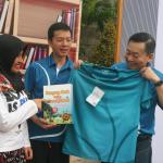 Nasabah BCA diberi kesempatan untuk ikut menyumbang dana dalam peluncuran Program Buku Untuk Indonesia di area Car Free Day Jakarta, Minggu (26/3/2017) dengan mengirimkan dana minimal Rp 100.000. Seluruh hasil sumbangan dalam Program Buku Untuk Indonesia akan disumbangkan ke anak-anak sekolah di pedalaman Indonesia. AKTUAL/Eko Hilman
