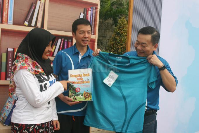 Nasabah BCA diberi kesempatan untuk ikut menyumbang dana dalam peluncuran Program Buku Untuk Indonesia di area Car Free Day Jakarta, Minggu (26/3/2017) dengan mengirimkan dana minimal Rp 100.000. Seluruh hasil sumbangan dalam Program Buku Untuk Indonesia akan disumbangkan ke anak-anak sekolah di pedalaman Indonesia. AKTUAL/Eko Hilman