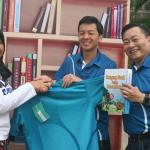 Nasabah BCA diberi kesempatan untuk ikut menyumbang dana dalam peluncuran Program Buku Untuk Indonesia di area Car Free Day Jakarta, Minggu (26/3/2017) dengan mengirimkan dana minimal Rp 100.000. Seluruh hasil sumbangan dalam Program Buku Untuk Indonesia akan disumbangkan ke anak-anak sekolah di pedalaman Indonesia. AKTUAL/Eko Hilman