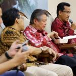 Anggota DPD RI asal Yogyakarta Afnan Hadikusumo bersama Anggota Badan Anggaran DPR Hendrawan Supratikno serta Pengamat Hukum Tata Negara Refly Harun menjadi narasumber Dialog Kenegaraan kerjasama antara Biro Humas DPD dengan Koordinatoriat Wartawan Parlemen yang berlangsung di Media Center, Komplek Parlemen, Senayan Jakarta, Rabu (1/3). Tema dialog "Mengapa Revisi UU MD3 Terbatas ?" ini menyoal proses revisi yang dirasakan dipaksakan. AKTUAL/Tino Oktaviano