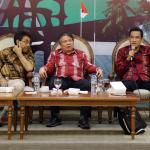 Anggota DPD RI asal Yogyakarta Afnan Hadikusumo bersama Anggota Badan Anggaran DPR Hendrawan Supratikno serta Pengamat Hukum Tata Negara Refly Harun menjadi narasumber Dialog Kenegaraan kerjasama antara Biro Humas DPD dengan Koordinatoriat Wartawan Parlemen yang berlangsung di Media Center, Komplek Parlemen, Senayan Jakarta, Rabu (1/3). Tema dialog "Mengapa Revisi UU MD3 Terbatas ?" ini menyoal proses revisi yang dirasakan dipaksakan. AKTUAL/Tino Oktaviano