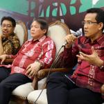 Anggota DPD RI asal Yogyakarta Afnan Hadikusumo bersama Anggota Badan Anggaran DPR Hendrawan Supratikno serta Pengamat Hukum Tata Negara Refly Harun menjadi narasumber Dialog Kenegaraan kerjasama antara Biro Humas DPD dengan Koordinatoriat Wartawan Parlemen yang berlangsung di Media Center, Komplek Parlemen, Senayan Jakarta, Rabu (1/3). Tema dialog "Mengapa Revisi UU MD3 Terbatas ?" ini menyoal proses revisi yang dirasakan dipaksakan. AKTUAL/Tino Oktaviano