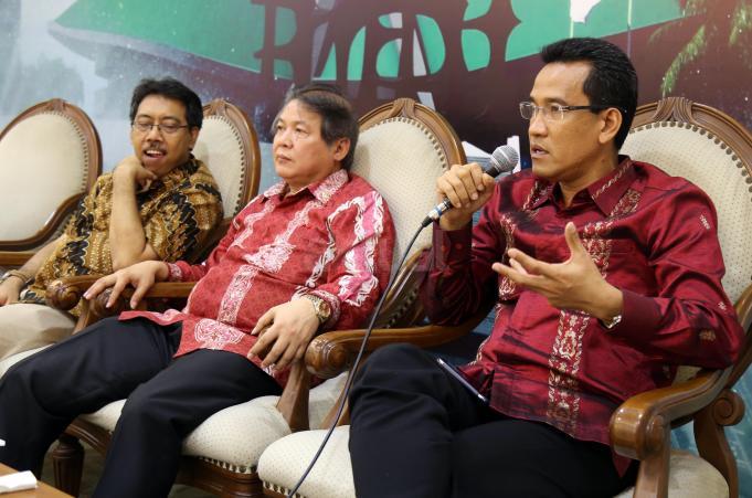 Anggota DPD RI asal Yogyakarta Afnan Hadikusumo bersama Anggota Badan Anggaran DPR Hendrawan Supratikno serta Pengamat Hukum Tata Negara Refly Harun menjadi narasumber Dialog Kenegaraan kerjasama antara Biro Humas DPD dengan Koordinatoriat Wartawan Parlemen yang berlangsung di Media Center, Komplek Parlemen, Senayan Jakarta, Rabu (1/3). Tema dialog "Mengapa Revisi UU MD3 Terbatas ?" ini menyoal proses revisi yang dirasakan dipaksakan. AKTUAL/Tino Oktaviano