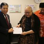 Ketua DPR RI Setya Novanto menjawab pertanyaan wartawan seputar kesiapan pidato kenegaraan Raja Arab Saudi Salman bin Abdulaziz Al Saud di Press Room DPR, Gedung Parlemen, Senayan, Jakarta, Rabu (1/3). Raja Salman akan menyampaikan pidato politik pada Kamis (2/3) besok di gedung DPR. AKTUAL/Tino Oktaviano