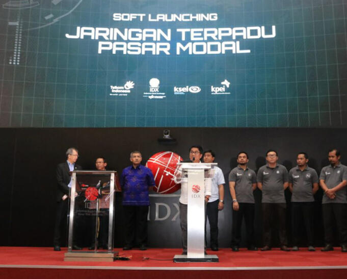 Deputy Executive Vice President Divisi Enterperise Service Telkom Suhartono (tengah) saat Soft Launching Jaringan Terpadu Pasar Modal (JTPM) Telkom di Auditorium BEI.