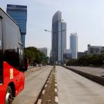 Sejumlah kendaraan melintas di jalan yang lengang di kawasan Jenderal Sudirman, Jakarta, Selasa (28/3/2017). Lengangnya jalan di Jakarta karena bertepatan dengan libur Hari Raya Nyepi Tahun Saka 1939. AKTUAL/Munzir