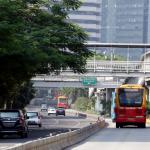 Sejumlah kendaraan melintas di jalan yang lengang di kawasan Jenderal Sudirman, Jakarta, Selasa (28/3/2017). Lengangnya jalan di Jakarta karena bertepatan dengan libur Hari Raya Nyepi Tahun Saka 1939. AKTUAL/Munzir