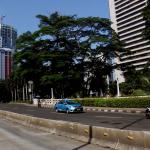 Sejumlah kendaraan melintas di jalan yang lengang di kawasan Jenderal Sudirman, Jakarta, Selasa (28/3/2017). Lengangnya jalan di Jakarta karena bertepatan dengan libur Hari Raya Nyepi Tahun Saka 1939. AKTUAL/Munzir