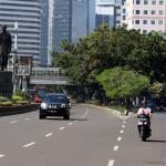 Sejumlah kendaraan melintas di jalan yang lengang di kawasan Jenderal Sudirman, Jakarta, Selasa (28/3/2017). Lengangnya jalan di Jakarta karena bertepatan dengan libur Hari Raya Nyepi Tahun Saka 1939. AKTUAL/Munzir