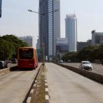 Sejumlah kendaraan melintas di jalan yang lengang di kawasan Jenderal Sudirman, Jakarta, Selasa (28/3/2017). Lengangnya jalan di Jakarta karena bertepatan dengan libur Hari Raya Nyepi Tahun Saka 1939. AKTUAL/Munzir