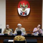 Pansel calon penasihat KPK menyimak paparan calon penasihat KPK saat tes wawancara di Gedung KPK Jakarta, Minggu (26/3/2017). Pansel calon penasihat KPK melakukan tes wawancara terhadap 13 peserta calon penasihat KPK untuk menggali visi, misi serta bidang keahlian. AKTUAL/Munzir