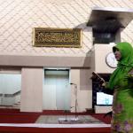 Seorang pengunjung mengabadikan Kiswaa Kabah hadiah Raja Salman yang dipajang di Masjid Istiglal, Jakarta, Jumat (28/3/2017). Raja Arab Saudi menghadiahi Masjid Istiqlal kiswaa atau kain penutup Kabah saat mengunjungi masjid tersebut pada Kamis, 2 Maret 2017. AKTUAL/Munzir