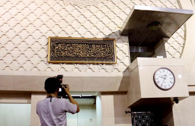 Seorang pengunjung mengabadikan Kiswaa Kabah hadiah Raja Salman yang dipajang di Masjid Istiglal, Jakarta, Jumat (28/3/2017). Raja Arab Saudi menghadiahi Masjid Istiqlal kiswaa atau kain penutup Kabah saat mengunjungi masjid tersebut pada Kamis, 2 Maret 2017. AKTUAL/Munzir
