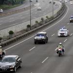 Rombongan Raja Salman bin Abdulaziz Al Saud melintas di ruas Jalan Tol Jagorawi, Jakarta, Rabu (1/3/2017). Raja Salman beserta rombongan tiba di Indonesia melalui bandara Halim Perdanakusuma dan langsung bertolak ke Istana Bogor, Jawa Barat. AKTUAL/Munzir