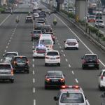 Rombongan Raja Salman bin Abdulaziz Al Saud melintas di ruas Jalan Tol Jagorawi, Jakarta, Rabu (1/3/2017). Raja Salman beserta rombongan tiba di Indonesia melalui bandara Halim Perdanakusuma dan langsung bertolak ke Istana Bogor, Jawa Barat. AKTUAL/Munzir