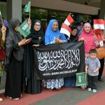 Sejumlah massa yang tergabung dalam Gerakan Muslimah Memilih Pemimpin (GMMP) menggelar aksi simpatik untuk menyambut kedatangan Raja Arab Saudi, Salman bin Abdulaziz Al-Saud di Bandara Halim Perdana Kusuma, Jakarta Timur, Rabu (1/3/2017). Diperkirakan Raja Salman dan rombongan tiba di Indonesia pada pukul 12.45 WIB untuk melakukan kerja sama bilateral dengan pemerintah Indonesia. AKTUAL/Munzir