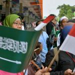 Sejumlah massa yang tergabung dalam Gerakan Muslimah Memilih Pemimpin (GMMP) menggelar aksi simpatik untuk menyambut kedatangan Raja Arab Saudi, Salman bin Abdulaziz Al-Saud di Bandara Halim Perdana Kusuma, Jakarta Timur, Rabu (1/3/2017). Diperkirakan Raja Salman dan rombongan tiba di Indonesia pada pukul 12.45 WIB untuk melakukan kerja sama bilateral dengan pemerintah Indonesia. AKTUAL/Munzir