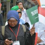 Sejumlah massa yang tergabung dalam Gerakan Muslimah Memilih Pemimpin (GMMP) menggelar aksi simpatik untuk menyambut kedatangan Raja Arab Saudi, Salman bin Abdulaziz Al-Saud di Bandara Halim Perdana Kusuma, Jakarta Timur, Rabu (1/3/2017). Diperkirakan Raja Salman dan rombongan tiba di Indonesia pada pukul 12.45 WIB untuk melakukan kerja sama bilateral dengan pemerintah Indonesia. AKTUAL/Munzir