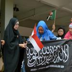 Sejumlah massa yang tergabung dalam Gerakan Muslimah Memilih Pemimpin (GMMP) menggelar aksi simpatik untuk menyambut kedatangan Raja Arab Saudi, Salman bin Abdulaziz Al-Saud di Bandara Halim Perdana Kusuma, Jakarta Timur, Rabu (1/3/2017). Diperkirakan Raja Salman dan rombongan tiba di Indonesia pada pukul 12.45 WIB untuk melakukan kerja sama bilateral dengan pemerintah Indonesia. AKTUAL/Munzir