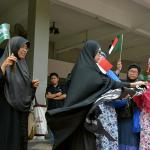 Sejumlah massa yang tergabung dalam Gerakan Muslimah Memilih Pemimpin (GMMP) menggelar aksi simpatik untuk menyambut kedatangan Raja Arab Saudi, Salman bin Abdulaziz Al-Saud di Bandara Halim Perdana Kusuma, Jakarta Timur, Rabu (1/3/2017). Diperkirakan Raja Salman dan rombongan tiba di Indonesia pada pukul 12.45 WIB untuk melakukan kerja sama bilateral dengan pemerintah Indonesia. AKTUAL/Munzir