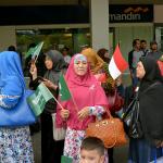 Sejumlah massa yang tergabung dalam Gerakan Muslimah Memilih Pemimpin (GMMP) menggelar aksi simpatik untuk menyambut kedatangan Raja Arab Saudi, Salman bin Abdulaziz Al-Saud di Bandara Halim Perdana Kusuma, Jakarta Timur, Rabu (1/3/2017). Diperkirakan Raja Salman dan rombongan tiba di Indonesia pada pukul 12.45 WIB untuk melakukan kerja sama bilateral dengan pemerintah Indonesia. AKTUAL/Munzir