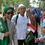 Sejumlah massa yang tergabung dalam Gerakan Muslimah Memilih Pemimpin (GMMP) menggelar aksi simpatik untuk menyambut kedatangan Raja Arab Saudi, Salman bin Abdulaziz Al-Saud di Bandara Halim Perdana Kusuma, Jakarta Timur, Rabu (1/3/2017). Diperkirakan Raja Salman dan rombongan tiba di Indonesia pada pukul 12.45 WIB untuk melakukan kerja sama bilateral dengan pemerintah Indonesia. AKTUAL/Munzir