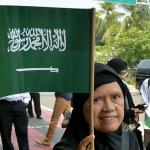 Sejumlah massa yang tergabung dalam Gerakan Muslimah Memilih Pemimpin (GMMP) menggelar aksi simpatik untuk menyambut kedatangan Raja Arab Saudi, Salman bin Abdulaziz Al-Saud di Bandara Halim Perdana Kusuma, Jakarta Timur, Rabu (1/3/2017). Diperkirakan Raja Salman dan rombongan tiba di Indonesia pada pukul 12.45 WIB untuk melakukan kerja sama bilateral dengan pemerintah Indonesia. AKTUAL/Munzir