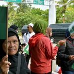 Sejumlah massa yang tergabung dalam Gerakan Muslimah Memilih Pemimpin (GMMP) menggelar aksi simpatik untuk menyambut kedatangan Raja Arab Saudi, Salman bin Abdulaziz Al-Saud di Bandara Halim Perdana Kusuma, Jakarta Timur, Rabu (1/3/2017). Diperkirakan Raja Salman dan rombongan tiba di Indonesia pada pukul 12.45 WIB untuk melakukan kerja sama bilateral dengan pemerintah Indonesia. AKTUAL/Munzir