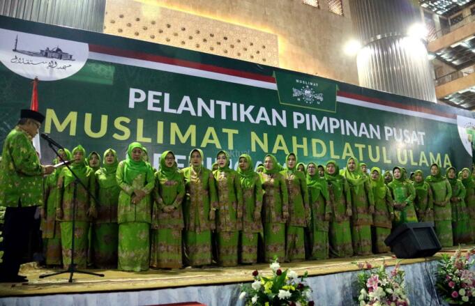 Ketua Umum Pengurus Besar Nahdlatul Ulama (PBNU) Said Aqil Siradj (kiri) bersama Menteri Koordinator Bidang Pembangunan Manusia dan Kebudayaan Puan Maharani (tengah) dan Ketua Umum PP Muslimat NU Khofifah Indar Parawansa (kanan) saat acara pelantikan pengurus pimpinan pusat Muslimat Nahdlatul Ulama dan peringatan Harlah Muslimat NU yang Ke 71 di Masjid Istiqlal, Jakarta, Selasa (28/3/2017). Acara Pelantikan Pengurus dan Peringatan PP Muslimat NU yang Ke 71 Tahun mengangkat tema 'Satukan Langkah Membangun Negeri, Menjaga NKRI'. Menteri Sosial Khofifah Indar Parawansa dilantik sebagai Ketua Umum PP Muslimat NU periode 2017-2022. AKTUAL/Munzir