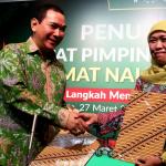 Ketua Umum DPP Muslimat NU Khofifah Indar Parawansa (kanan) dan Presiden Komisaris PT Humpuss Group Hutomo Mandala Putra (kiri) menghadiri acara penandatanganan nota kesepahaman antara Humpuss Group dengan Muslimat NU disela-sela acara Penutupan Rapimnas PP Muslimat NU di Jakarta, Senin (27/3/2017). Bentuk kerja sama yang dilakukan salah satunya dengan membangun kemitraan UMKM antara anggota muslimat NU dan PT Putri Satu Tujuh, salah satu perusahaan produsen gula yang dimiliki oleh Tommy Soeharto. AKTUAL/Munzir