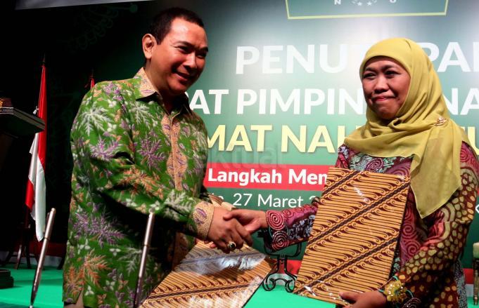 Ketua Umum DPP Muslimat NU Khofifah Indar Parawansa (kanan) dan Presiden Komisaris PT Humpuss Group Hutomo Mandala Putra (kiri) menghadiri acara penandatanganan nota kesepahaman antara Humpuss Group dengan Muslimat NU disela-sela acara Penutupan Rapimnas PP Muslimat NU di Jakarta, Senin (27/3/2017). Bentuk kerja sama yang dilakukan salah satunya dengan membangun kemitraan UMKM antara anggota muslimat NU dan PT Putri Satu Tujuh, salah satu perusahaan produsen gula yang dimiliki oleh Tommy Soeharto. AKTUAL/Munzir