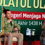 Ketua Umum DPP Muslimat NU Khofifah Indar Parawansa (kanan) dan Presiden Komisaris PT Humpuss Group Hutomo Mandala Putra (kiri) menghadiri acara penandatanganan nota kesepahaman antara Humpuss Group dengan Muslimat NU disela-sela acara Penutupan Rapimnas PP Muslimat NU di Jakarta, Senin (27/3/2017). Bentuk kerja sama yang dilakukan salah satunya dengan membangun kemitraan UMKM antara anggota muslimat NU dan PT Putri Satu Tujuh, salah satu perusahaan produsen gula yang dimiliki oleh Tommy Soeharto. AKTUAL/Munzir