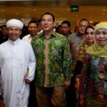 Ketua Umum DPP Muslimat NU Khofifah Indar Parawansa (kanan) dan Presiden Komisaris PT Humpuss Group Hutomo Mandala Putra (kiri) menghadiri acara penandatanganan nota kesepahaman antara Humpuss Group dengan Muslimat NU disela-sela acara Penutupan Rapimnas PP Muslimat NU di Jakarta, Senin (27/3/2017). Bentuk kerja sama yang dilakukan salah satunya dengan membangun kemitraan UMKM antara anggota muslimat NU dan PT Putri Satu Tujuh, salah satu perusahaan produsen gula yang dimiliki oleh Tommy Soeharto. AKTUAL/Munzir