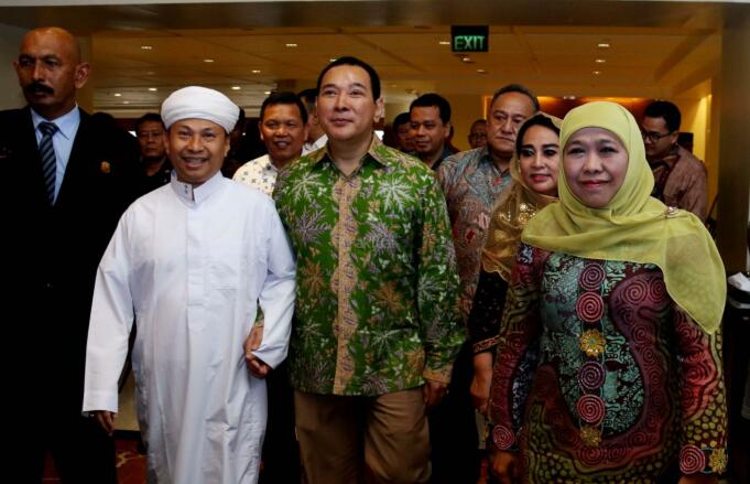 Ketua Umum DPP Muslimat NU Khofifah Indar Parawansa (kanan) dan Presiden Komisaris PT Humpuss Group Hutomo Mandala Putra (kiri) menghadiri acara penandatanganan nota kesepahaman antara Humpuss Group dengan Muslimat NU disela-sela acara Penutupan Rapimnas PP Muslimat NU di Jakarta, Senin (27/3/2017). Bentuk kerja sama yang dilakukan salah satunya dengan membangun kemitraan UMKM antara anggota muslimat NU dan PT Putri Satu Tujuh, salah satu perusahaan produsen gula yang dimiliki oleh Tommy Soeharto. AKTUAL/Munzir