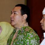Ketua Umum DPP Muslimat NU Khofifah Indar Parawansa (kiri) dan Presiden Komisaris PT Humpuss Group Hutomo Mandala Putra (kanan) menghadiri acara penandatanganan nota kesepahaman antara Humpuss Group dengan Muslimat NU disela-sela acara Penutupan Rapimnas PP Muslimat NU di Jakarta, Senin (27/3/2017). Bentuk kerja sama yang dilakukan salah satunya dengan membangun kemitraan UMKM antara anggota muslimat NU dan PT Putri Satu Tujuh, salah satu perusahaan produsen gula yang dimiliki oleh Tommy Soeharto. AKTUAL/Munzir