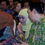 Ketua Umum DPP Muslimat NU Khofifah Indar Parawansa (kiri) dan Presiden Komisaris PT Humpuss Group Hutomo Mandala Putra (kanan) menghadiri acara penandatanganan nota kesepahaman antara Humpuss Group dengan Muslimat NU disela-sela acara Penutupan Rapimnas PP Muslimat NU di Jakarta, Senin (27/3/2017). Bentuk kerja sama yang dilakukan salah satunya dengan membangun kemitraan UMKM antara anggota muslimat NU dan PT Putri Satu Tujuh, salah satu perusahaan produsen gula yang dimiliki oleh Tommy Soeharto. AKTUAL/Munzir