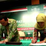 Ketua Umum DPP Muslimat NU Khofifah Indar Parawansa (kanan) dan Presiden Komisaris PT Humpuss Group Hutomo Mandala Putra (kiri) menghadiri acara penandatanganan nota kesepahaman antara Humpuss Group dengan Muslimat NU disela-sela acara Penutupan Rapimnas PP Muslimat NU di Jakarta, Senin (27/3/2017). Bentuk kerja sama yang dilakukan salah satunya dengan membangun kemitraan UMKM antara anggota muslimat NU dan PT Putri Satu Tujuh, salah satu perusahaan produsen gula yang dimiliki oleh Tommy Soeharto. AKTUAL/Munzir