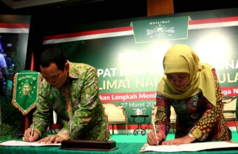NU-Humpuss Teken MoU Pemberdayaan UMKM Ketua Umum DPP Muslimat NU Khofifah Indar Parawansa (kanan) dan Presiden Komisaris PT Humpuss Group Hutomo Mandala Putra (kiri) menghadiri acara penandatanganan nota kesepahaman antara Humpuss Group dengan Muslimat NU disela-sela acara Penutupan Rapimnas PP Muslimat NU di Jakarta, Senin (27/3/2017). Bentuk kerja sama yang dilakukan salah satunya dengan membangun kemitraan UMKM antara anggota muslimat NU dan PT Putri Satu Tujuh, salah satu perusahaan produsen gula yang dimiliki oleh Tommy Soeharto. AKTUAL/Munzir