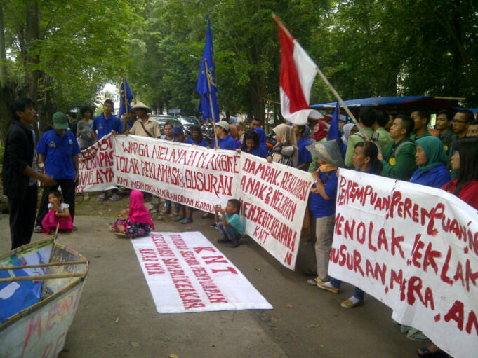 Nelayan gelar aksi di PTUN. [Dok Aktual/Novrizal Sikumbang]