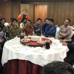 Gubernur Sulawesi Utara (Sulut) Olly Dondokambey, berbincang dengan anak-anak Sulut yang sedang mengikuti program magang saat melakukan kunjungan ke Jepang, Minggu (26/3). Kepada anak-anak Sulut yang mengikuti program magang di Jepang, Olly berharap anak-anaknya benar-benar mengikuti proses perekrutan dengan mengikuti keseluruhan prosedur yang ada. Olly juga berencana mengadakan pertemuan dengan Presiden IM Japan Mr Yanagishawa untuk menjajaki kerja sama siswa magang. AKTUAL/Dok