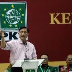 Menko Kemaritiman Luhut B Pandjaitan (kiri) memberikan pengarahan dalam Sekolah Kepemimpinan Gus Dur di Kantor DPP PKB, Jakarta, Minggu (26/3/2017). Kegiatan yang diikuti para kader PKB tersebut bertujuan untuk meneladani kepemimpinan Gus Dur yang berakar pada nilai Ketuhanan, kerakyatan, dan kemanusiaan. AKTUAL/Munzir