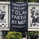 Dalam aksi tersebut mereka meminta kepada Presiden Joko Widodo untuk menghentikan izin lingkungan Pembangunan dan Pertambangan Pabrik PT Semen Indonesia yang diterbitkan kembali oleh Gubernur Jawa Tengah Ganjar Pranowo pada 23 Februari 2017. AKTUAL/Munzir