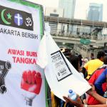 Sosialisasi tolak politik uang lewat kaos di Jakarta, Minggu (26/03/2017). Gerakan Relawan Independen mengajak seluruh warga DKI Jakarta untuk menolak berbagai bentuk politik uang menjelang putaran kedua Pilkada DKI Jakarta 2017. AKTUAL/Munzir