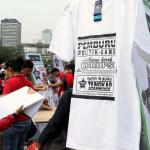 Sosialisasi tolak politik uang lewat kaos di Jakarta, Minggu (26/03/2017). Gerakan Relawan Independen mengajak seluruh warga DKI Jakarta untuk menolak berbagai bentuk politik uang menjelang putaran kedua Pilkada DKI Jakarta 2017. AKTUAL/Munzir