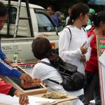 Relawan menyablon kaos oblong dengan tulisan "Pemburu Politik Uang" di Jakarta, Minggu (26/3/2017). Kegiatan ini digelar Gerakan Relawan Independen sebagai bentuk sosialisasi kepada seluruh warga DKI Jakarta untuk menolak berbagai bentuk politik uang menjelang putaran kedua Pilkada DKI Jakarta 2017. AKTUAL/Munzir