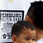 Sosialisasi tolak politik uang lewat kaos di Jakarta, Minggu (26/03/2017). Gerakan Relawan Independen mengajak seluruh warga DKI Jakarta untuk menolak berbagai bentuk politik uang menjelang putaran kedua Pilkada DKI Jakarta 2017. AKTUAL/Munzir