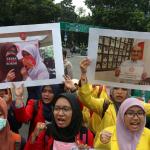 Sejumlah mahasiswa dari berbagai Universitas yang tergabung dalam Gebrak (Aliansi Gerakan Bersama Lawan Industri Rook) melakukan aksi unjuk rasa di depan Istana Merdeka, Jakarta, Selasa (14/3/2017). Dalam aksinya para mahasiswa mendesak Presiden Jokowi untuk menolak Rancangan Undang-udang (RUU) Pertembakauan. AKTUAL/Munzir