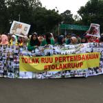 Sejumlah mahasiswa dari berbagai Universitas yang tergabung dalam Gebrak (Aliansi Gerakan Bersama Lawan Industri Rook) melakukan aksi unjuk rasa di depan Istana Merdeka, Jakarta, Selasa (14/3/2017). Dalam aksinya para mahasiswa mendesak Presiden Jokowi untuk menolak Rancangan Undang-udang (RUU) Pertembakauan. AKTUAL/Munzir