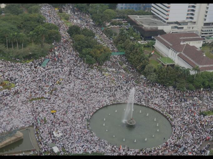 Ratusan ribu umat Islam melakukan aksi di kawasan patung Arjuna, Jakarta, Jumat (31/3/2017). Dalam aksinya massa tertahan tidak bisa menuju depan Istana Merdeka. Massa pun melakukan orasi dikawasan patung Arjuna dan sekitarnya. AKTUAL/Munzir